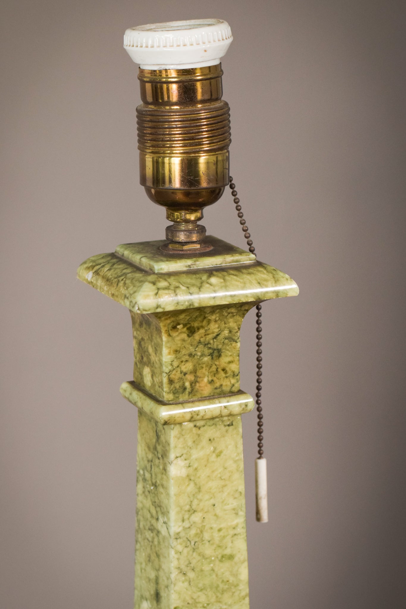Pie de lámpara de alabastro verde estilo clásico