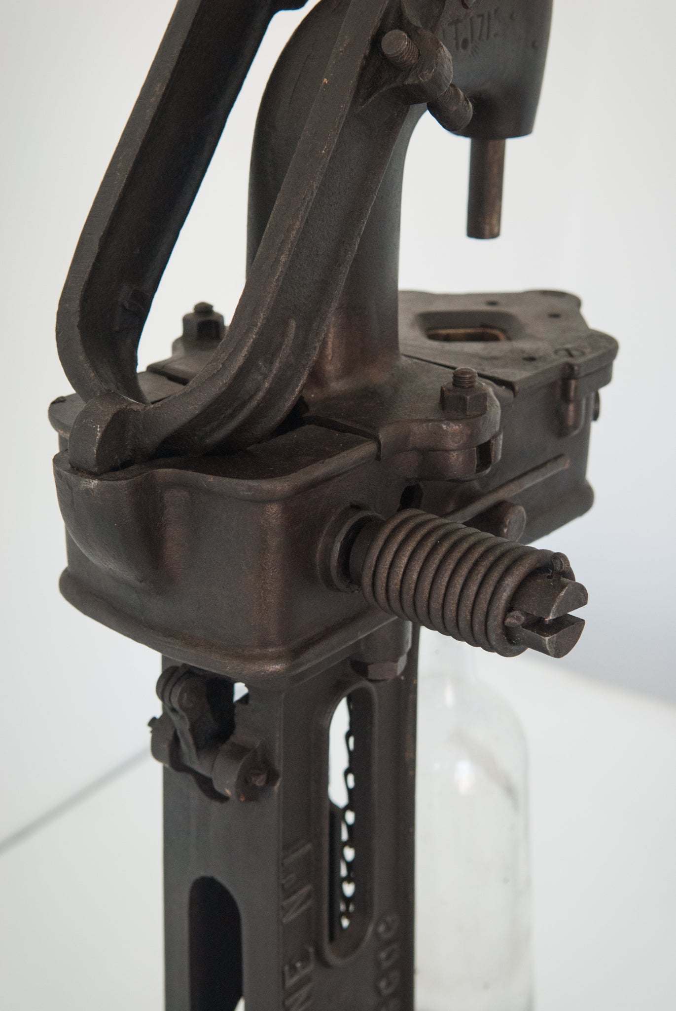 A Cast Iron Table Mounted Wine Bottle Corker_Detail 9