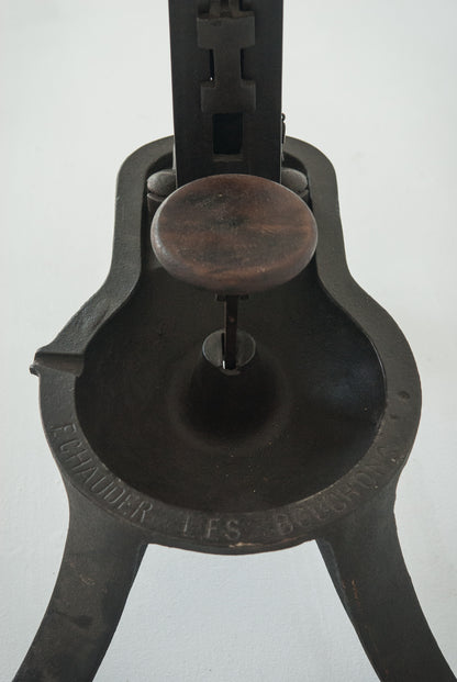 A Cast Iron Table Mounted Wine Bottle Corker_Detail 7