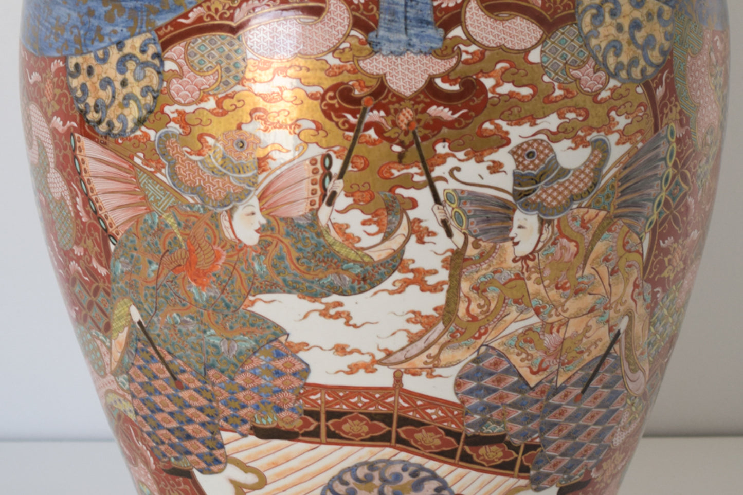 Large Arita Jar and Lid decorated with images of Samurais and Geishas_Detail