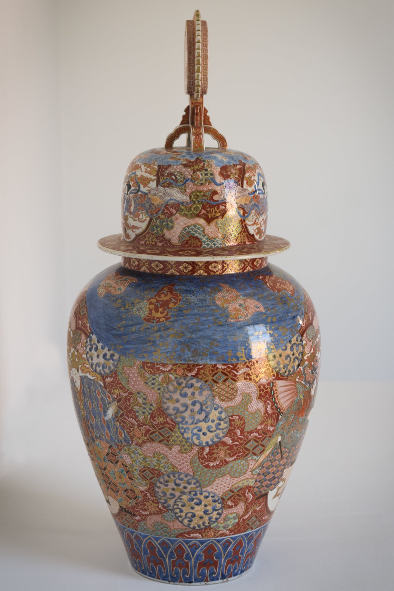 Large Arita Jar and Lid decorated with images of Samurais and Geishas_2