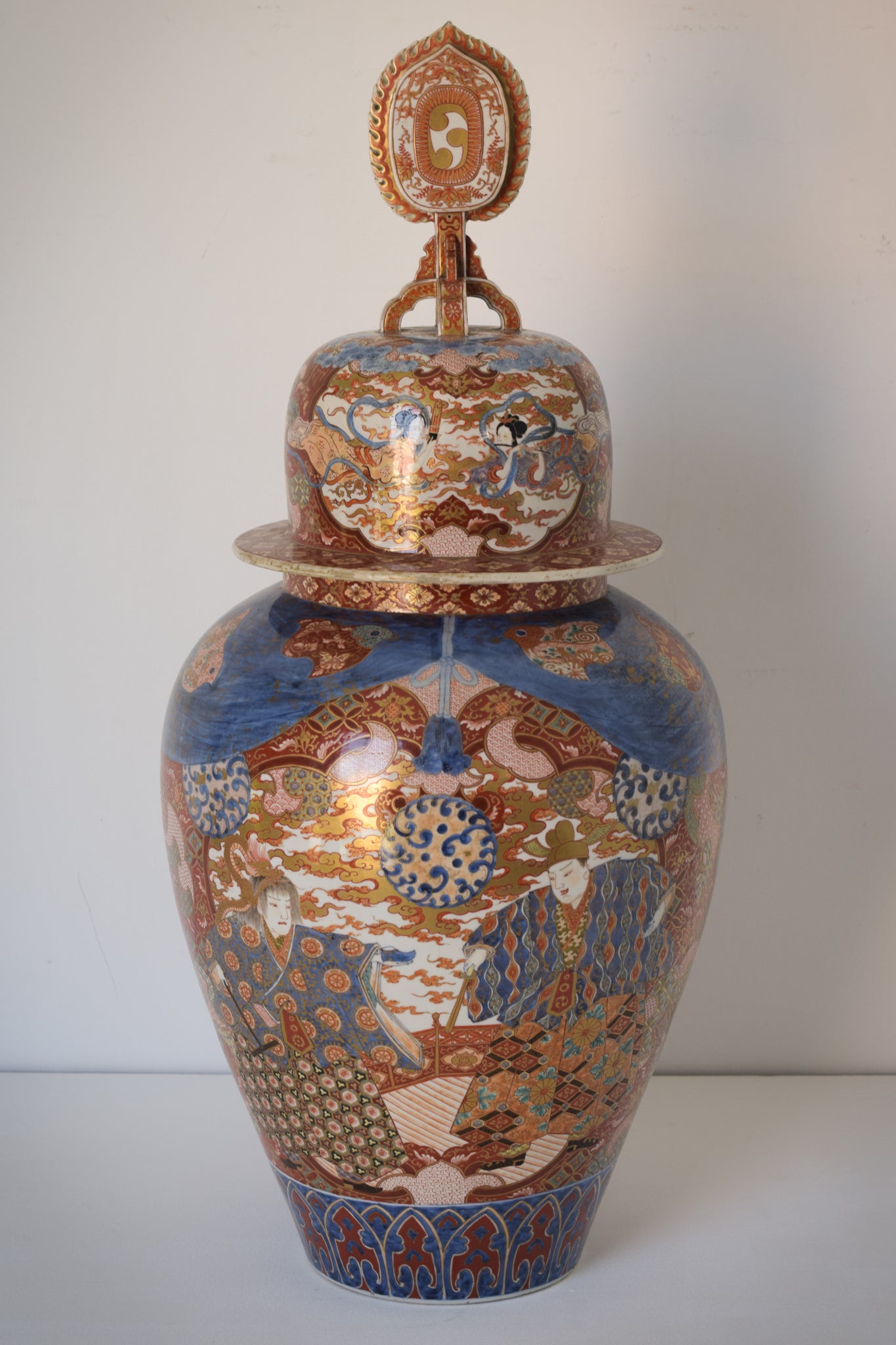 Large Arita Jar and Lid decorated with images of Samurais and Geishas_4