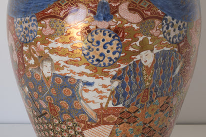 Large Arita Jar and Lid decorated with images of Samurais and Geishas_Detail 4