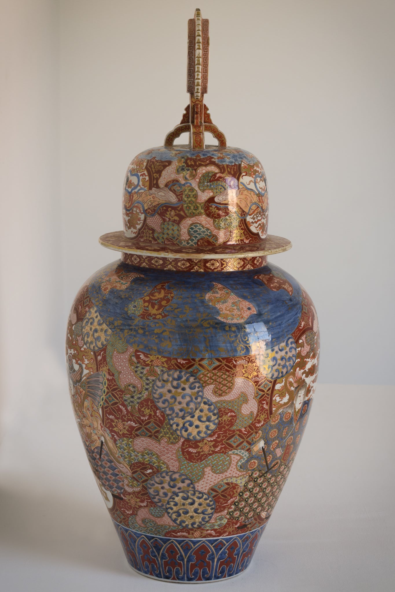 Large Arita Jar and Lid decorated with images of Samurais and Geishas_5