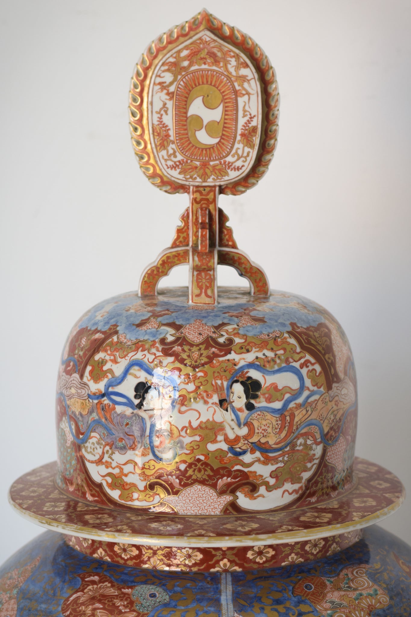 Large Arita Jar and Lid decorated with images of Samurais and Geishas_Detail 7