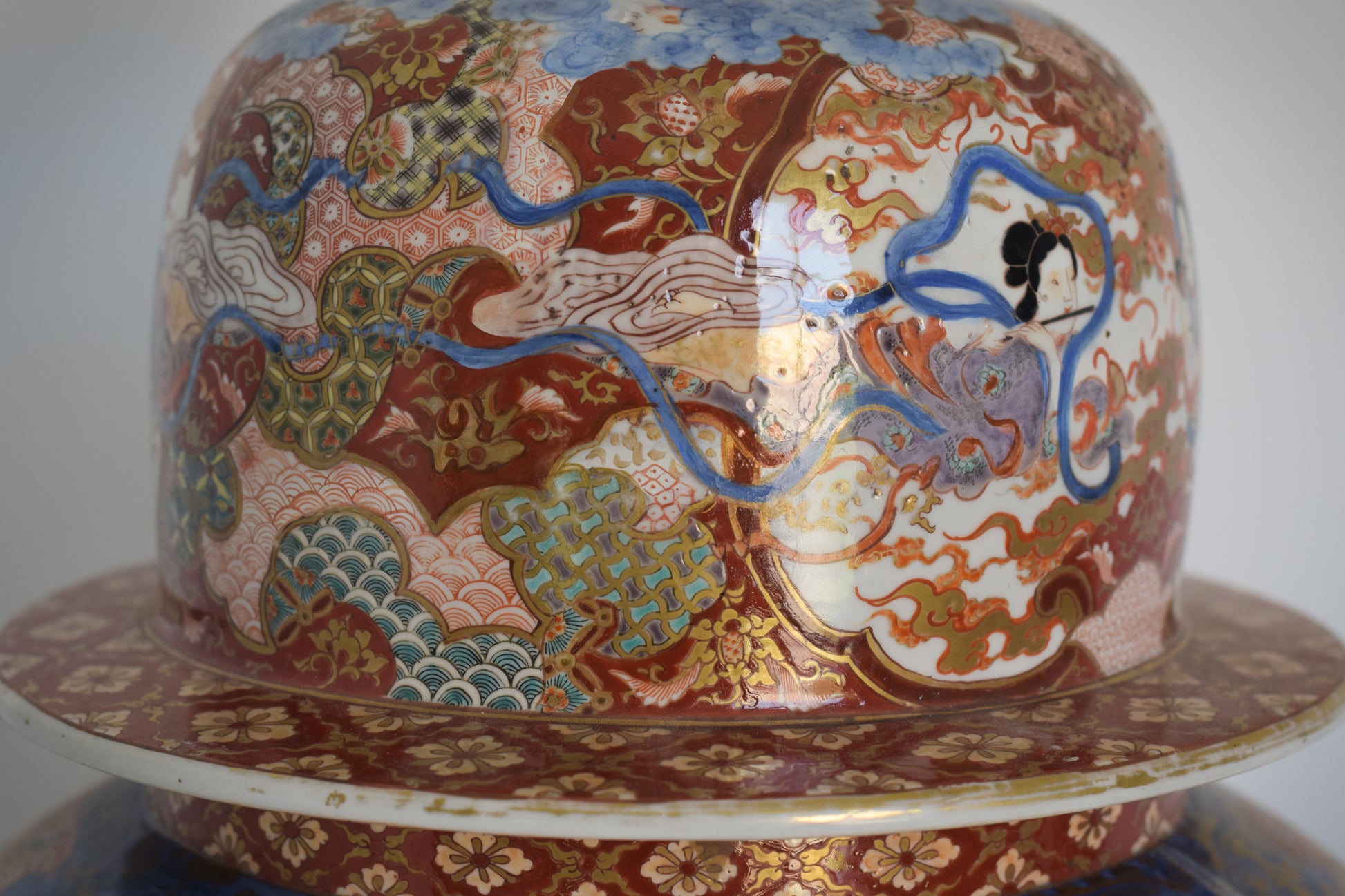 Large Arita Jar and Lid decorated with images of Samurais and Geishas_Detail 8