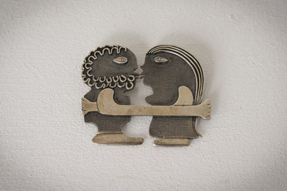 Kissing Couple - Contemporary Jewellery