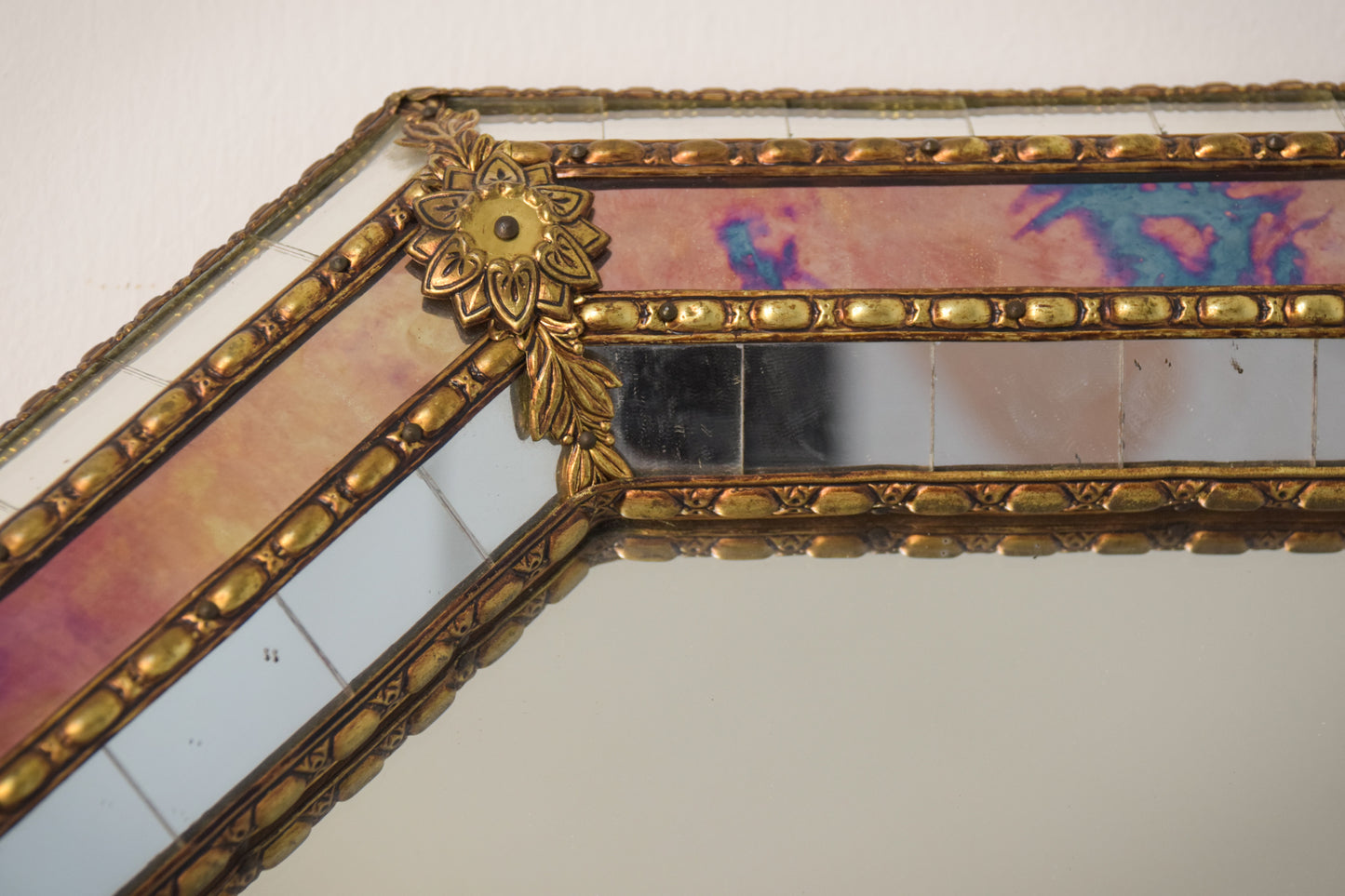 Octagonal Mirror with a Coloured Border and Carved Features_Detail