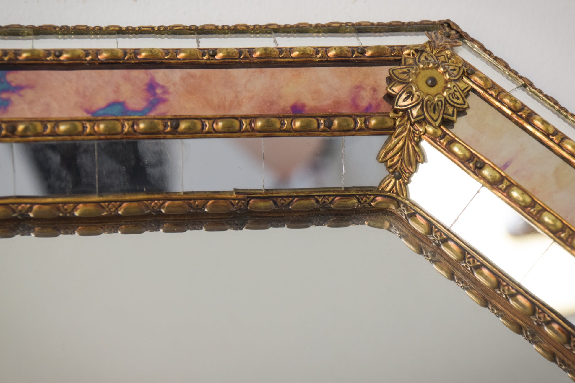 Octagonal Mirror with a Coloured Border and Carved Features_Detail