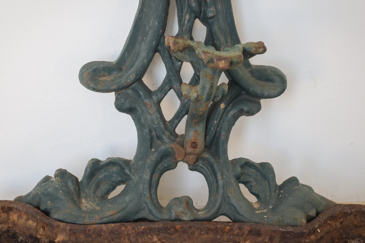 Perchero ornamentado de estilo victoriano en hierro fundido