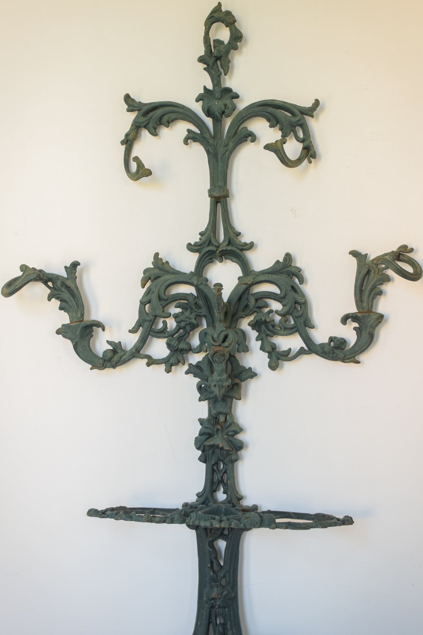 Victorian-style Coat Rack in Cast Iron_Detail
